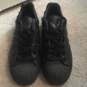 All black adidas mens size 6/ woman’s 8